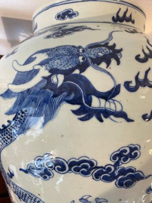 A large Chinese blue and white 'dragons' vase and cover, 19th C. — 照片 15