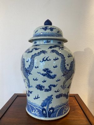 A large Chinese blue and white 'dragons' vase and cover, 19th C. — 照片 3