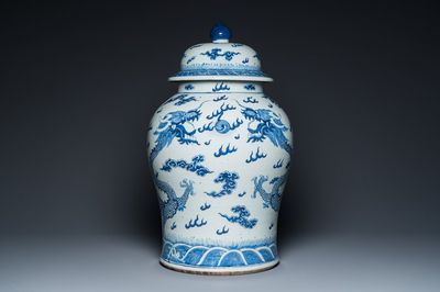 A large Chinese blue and white 'dragons' vase and cover, 19th C.