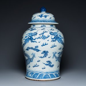 A large Chinese blue and white 'dragons' vase and cover, 19th C. — 照片 1