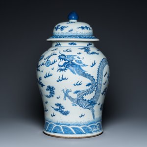 A large Chinese blue and white 'dragons' vase and cover, 19th C. — 照片 2
