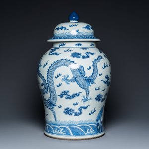 A large Chinese blue and white 'dragons' vase and cover, 19th C. — 照片 3
