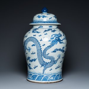 A large Chinese blue and white 'dragons' vase and cover, 19th C. — 照片 5