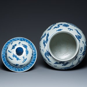 A large Chinese blue and white 'dragons' vase and cover, 19th C. — 照片 6