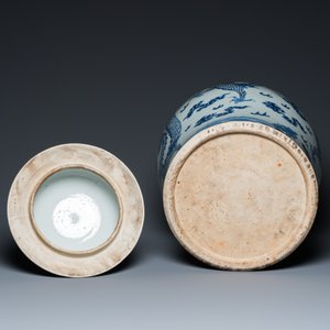 A large Chinese blue and white 'dragons' vase and cover, 19th C. — 照片 7