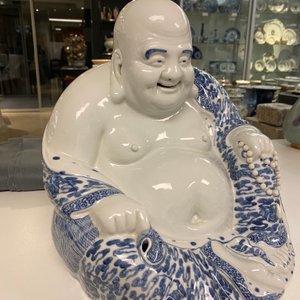 A large Chinese blue and white figure of Buddha, Fujian Huiguang mark, Republic — photo 17