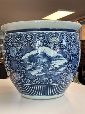 A large Chinese blue and white fish bowl, Jiaqing — 照片 2