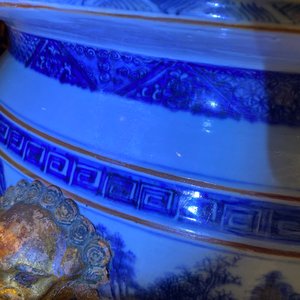 A large Chinese blue and white fish bowl with landscape design, Qianlong — photo 12