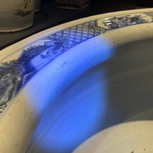 A large Chinese blue and white fish bowl with landscape design, Qianlong — photo 14