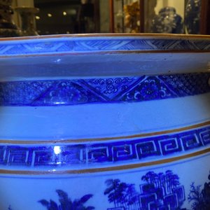 A large Chinese blue and white fish bowl with landscape design, Qianlong — photo 16
