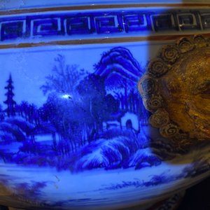 A large Chinese blue and white fish bowl with landscape design, Qianlong — photo 20