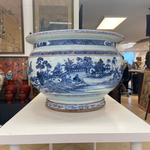 A large Chinese blue and white fish bowl with landscape design, Qianlong — photo 27