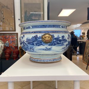 A large Chinese blue and white fish bowl with landscape design, Qianlong — photo 28