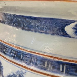 A large Chinese blue and white fish bowl with landscape design, Qianlong — photo 40