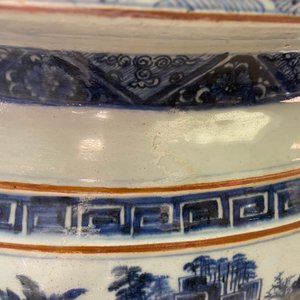 A large Chinese blue and white fish bowl with landscape design, Qianlong — photo 41