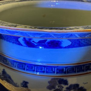 A large Chinese blue and white fish bowl with landscape design, Qianlong — photo 8