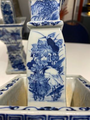 A large Chinese blue and white five-piece altar garniture, 19th C. — photo 21