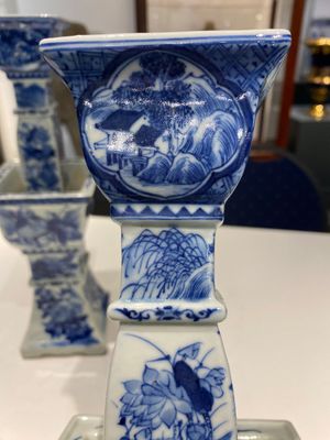 A large Chinese blue and white five-piece altar garniture, 19th C. — photo 22