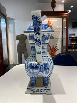 A large Chinese blue and white five-piece altar garniture, 19th C. — photo 25