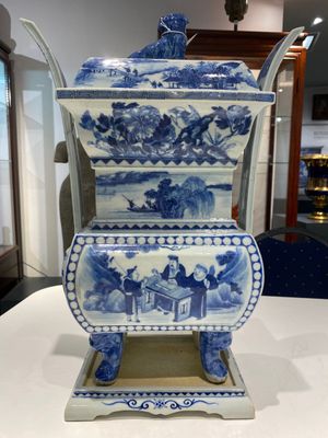 A large Chinese blue and white five-piece altar garniture, 19th C. — photo 26