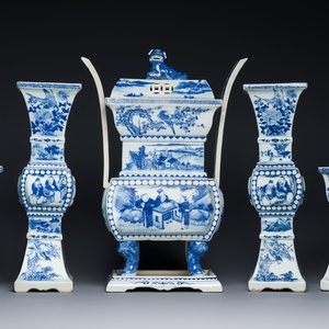 A large Chinese blue and white five-piece altar garniture, 19th C. — photo 1