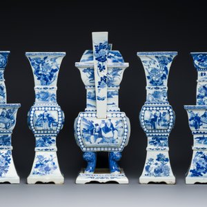 A large Chinese blue and white five-piece altar garniture, 19th C. — photo 4