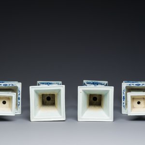 A large Chinese blue and white five-piece altar garniture, 19th C. — photo 7