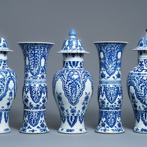 A large Chinese blue and white five-piece garniture with floral design, Kangxi — photo 2