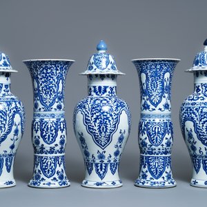 A large Chinese blue and white five-piece garniture with floral design, Kangxi — photo 4