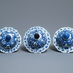 A large Chinese blue and white five-piece garniture with floral design, Kangxi — photo 7