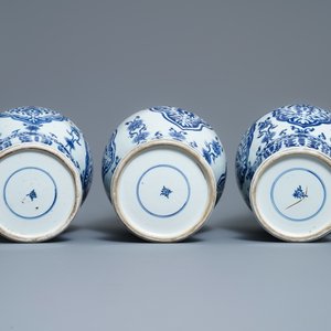 A large Chinese blue and white five-piece garniture with floral design, Kangxi — photo 10