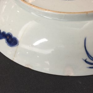 A large Chinese blue and white floral charger and two plates, Kangxi — 照片 12