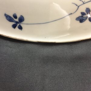 A large Chinese blue and white floral charger and two plates, Kangxi — 照片 6