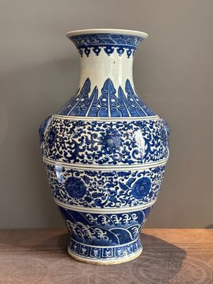 A large Chinese blue and white 'flower scroll' vase, Qianlong mark, 19th C. — photo 1