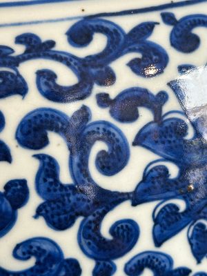 A large Chinese blue and white 'flower scroll' vase, Qianlong mark, 19th C. — photo 11
