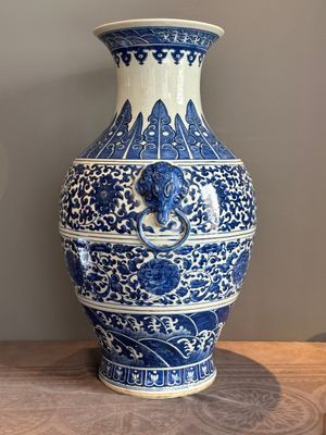 A large Chinese blue and white 'flower scroll' vase, Qianlong mark, 19th C. — photo 2