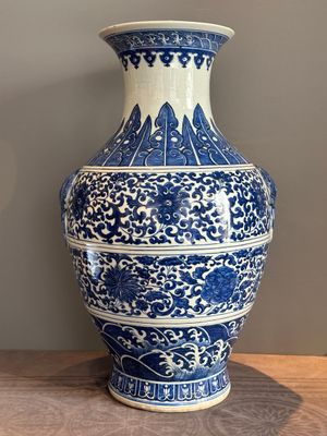 A large Chinese blue and white 'flower scroll' vase, Qianlong mark, 19th C. — photo 3