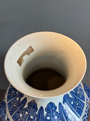 A large Chinese blue and white 'flower scroll' vase, Qianlong mark, 19th C. — photo 5