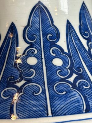 A large Chinese blue and white 'flower scroll' vase, Qianlong mark, 19th C. — photo 8
