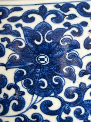 A large Chinese blue and white 'flower scroll' vase, Qianlong mark, 19th C. — photo 9