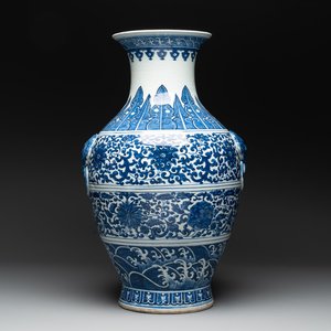 A large Chinese blue and white 'flower scroll' vase, Qianlong mark, 19th C. — photo 1