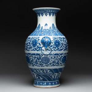 A large Chinese blue and white 'flower scroll' vase, Qianlong mark, 19th C. — photo 2