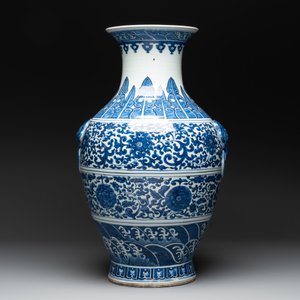 A large Chinese blue and white 'flower scroll' vase, Qianlong mark, 19th C. — photo 3