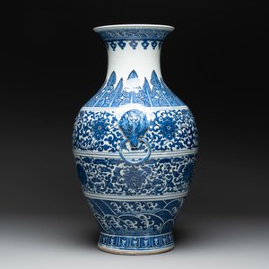 A large Chinese blue and white 'flower scroll' vase, Qianlong mark, 19th C. — photo 4