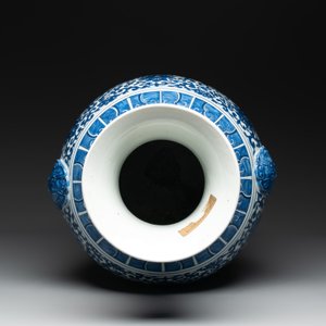 A large Chinese blue and white 'flower scroll' vase, Qianlong mark, 19th C. — photo 5