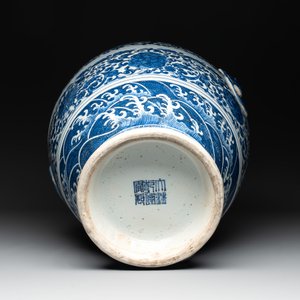 A large Chinese blue and white 'flower scroll' vase, Qianlong mark, 19th C. — photo 6