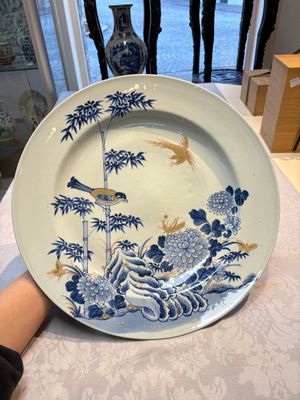 A large Chinese blue and white gilt-decorated dish with birds and insects among bamboo and peonies, Yongzheng — photo 1