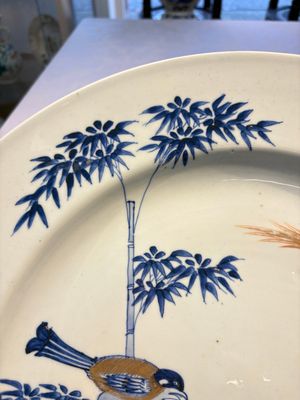 A large Chinese blue and white gilt-decorated dish with birds and insects among bamboo and peonies, Yongzheng — photo 2