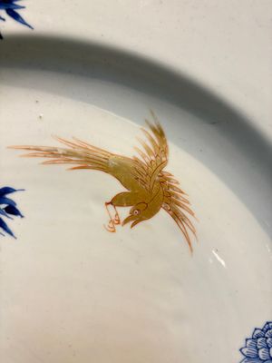 A large Chinese blue and white gilt-decorated dish with birds and insects among bamboo and peonies, Yongzheng — photo 3