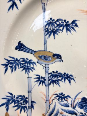 A large Chinese blue and white gilt-decorated dish with birds and insects among bamboo and peonies, Yongzheng — photo 4